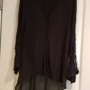Vallerie stevens black tunic with detailed sleeve